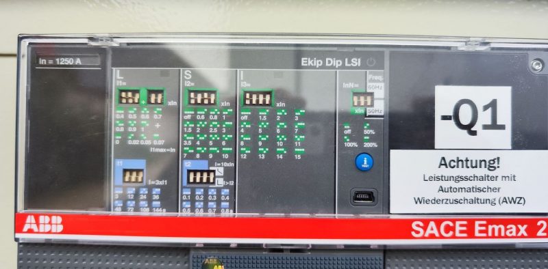 Anzeige- und Bedienfeld einer ABB-Schaltanlage mit Warnhinweis